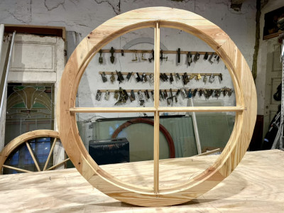 Rundt, småsprosset vindue m. fire rudefelter (nylavet)