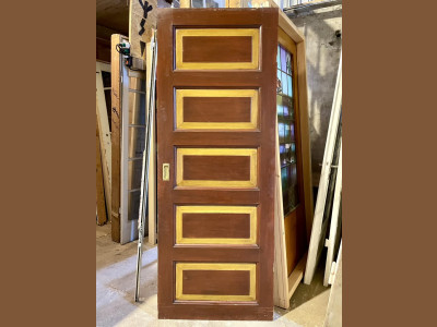 Skydedør med smukke felter og skinne