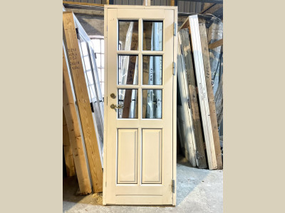 Smal facadedør med vinduesparti i termoglas