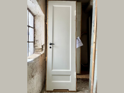 Smal funkis-badeværelsesdør m. karm