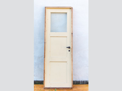 Smal fyldningsdør med rude i råglas