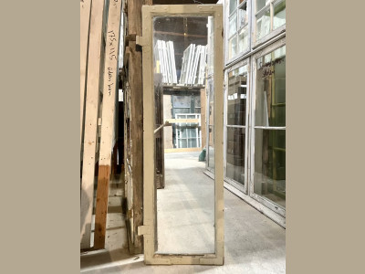 Smal og høj vinduesramme med én rude