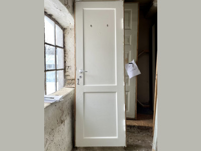 Smal, original fyldningsdør m. karm