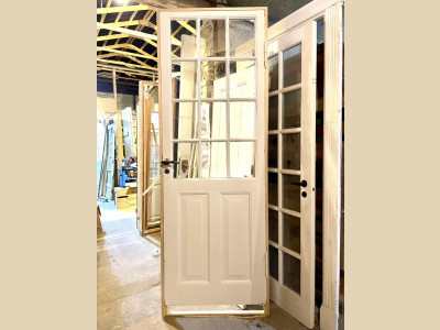 Smal enkeltdør m. gammelt glas