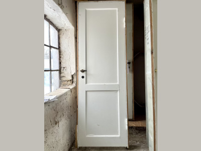 Smal, højrehængt fyldningsdør m. karm