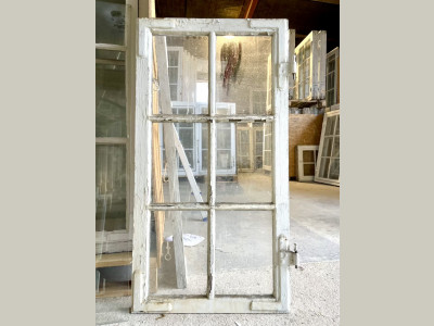 Småsprosset 6-ruders vinduesramme fra ambassade