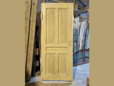 Smuk Dannebrogsdør m. riflede fyldninger