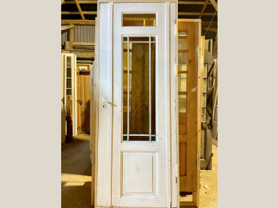 Smuk glasdør m. farvet glas og karm