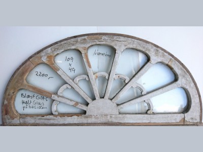 Smukt buet m. helt glas på bagsiden