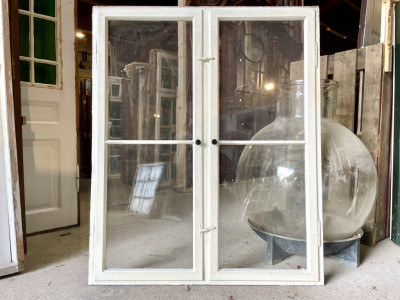 Smukt, originalt forsatsvindue m. blæst glas