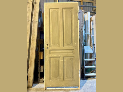 Smukt udsmykket højrehængt fyldningsdør