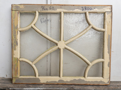 Smukt vindue m. buede sprosser