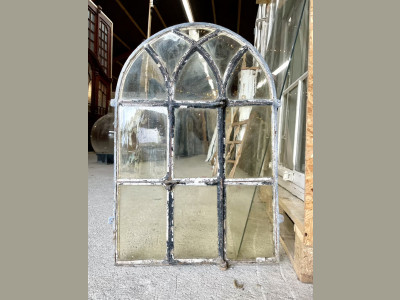 Støbejernsvindue m. buet og svungne sprosser