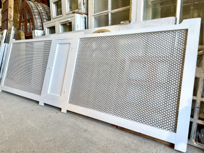 Stor radiatorskjuler med låge