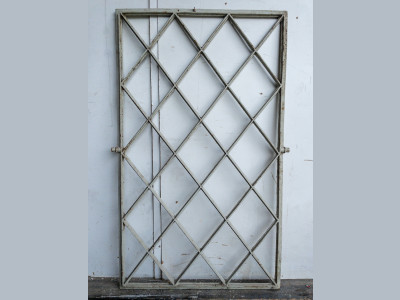 Større jernvindue m. skrå sprosser i harlekinmønster