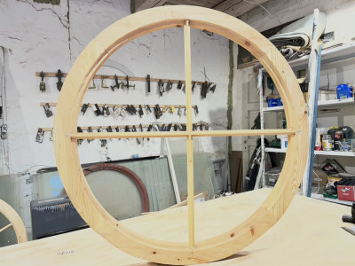 Større, rundt vindue m. fire rudefelter (nylavet)