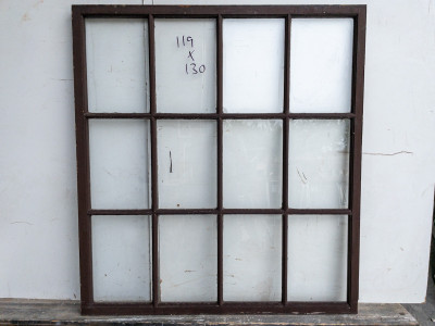 Stort 12-ruders vindue i teaktræ (119 cm bredt)