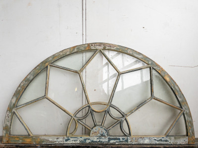 Stort, nyrenoveret halvmåne-vindue