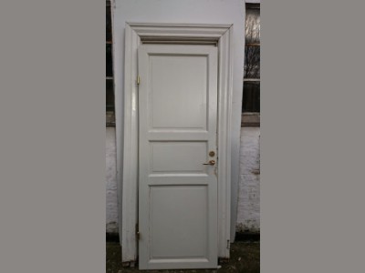 Nyere toiletdør m. karm, greb og lås