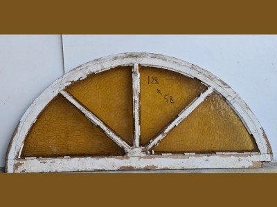 Halvcirkel-formet vindue