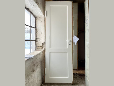 Venstrehængt fyldningsdør m. to felter og karm