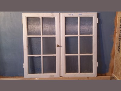 Vinduesparti med messinggreb